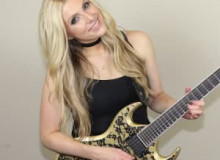 Фото Stephanie Bradley и гитары LTD
