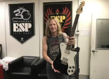 Фото Дуг Олдрич стал обладателем гитары ESP Custom Shop