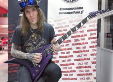 Узнать подробней о Алекси Лайхо получил две новые гитары Фото Алекси Лайхо получил две новые гитары