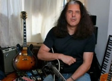 Фото Alex Skolnick исполняет THE POLICE