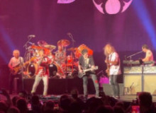 Фото KIRK HAMMETT присоединился на сцене к JOURNEY